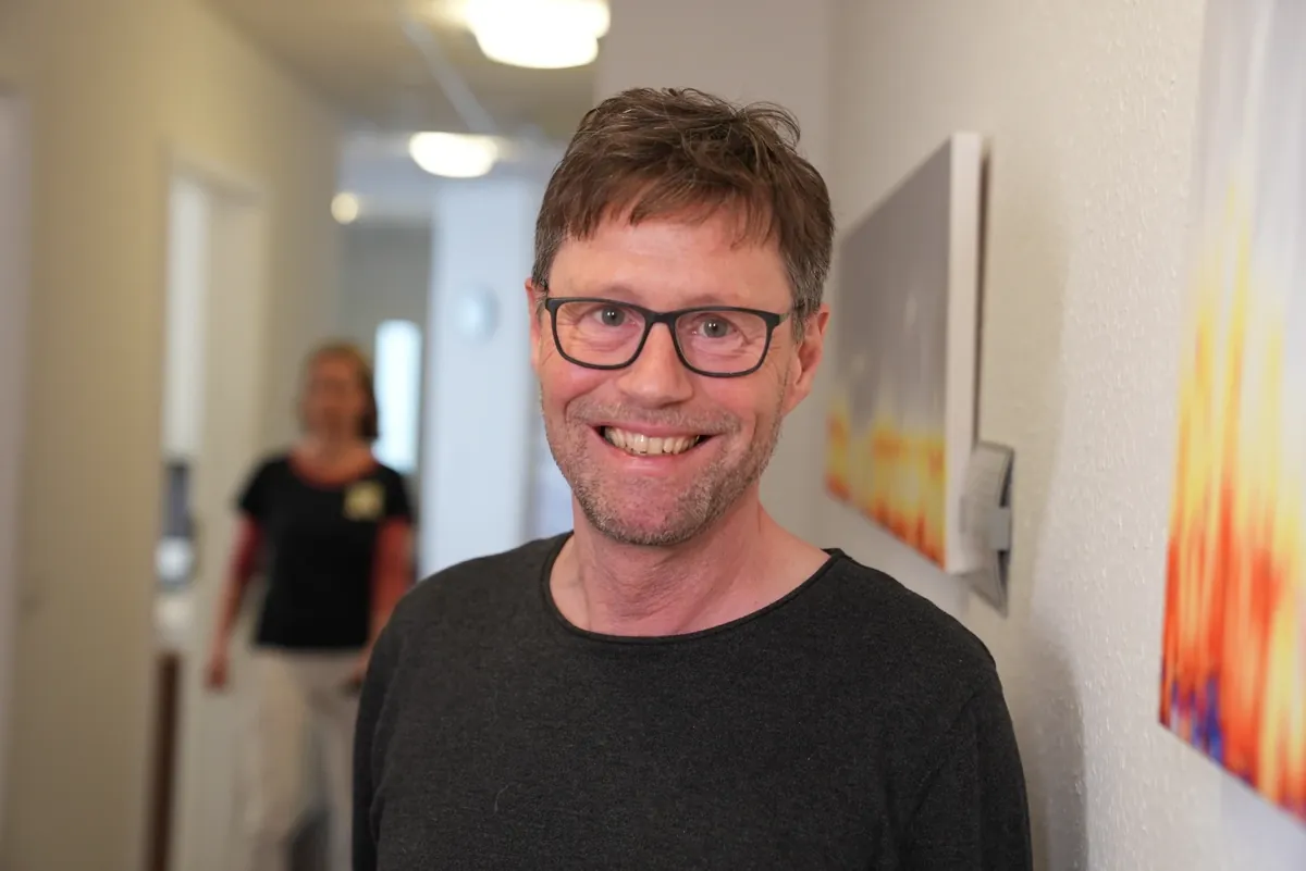 Praxisflur mit Kunst an den Wänden