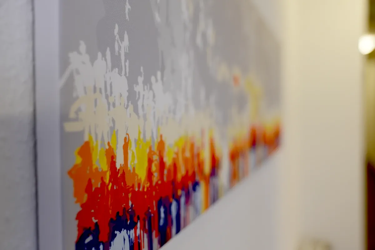 Wartebereich mit Bildkunst